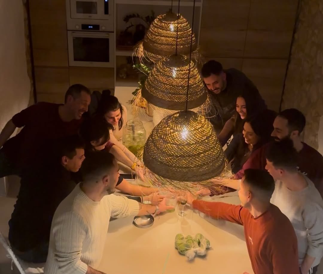 El equipo brindando
