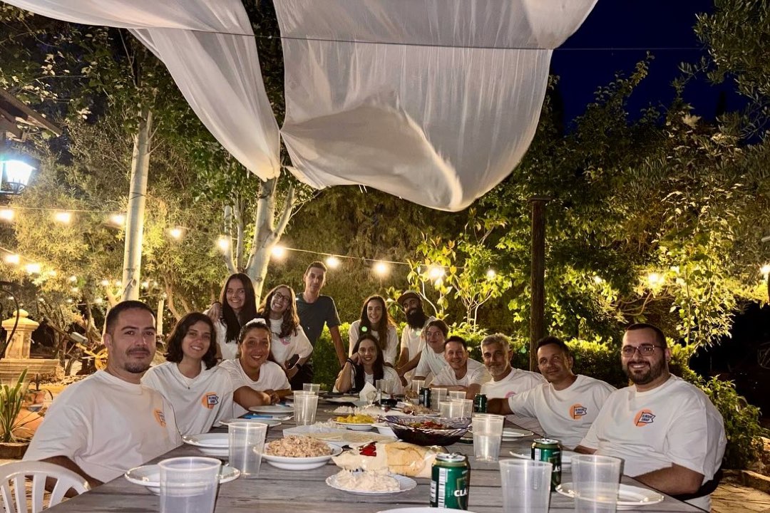 Cena de equipo al aire libre por la noche