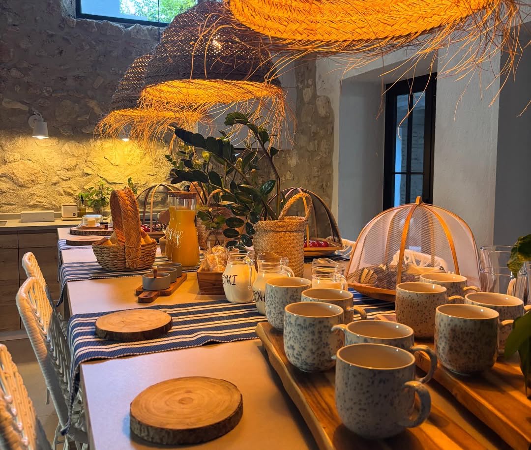 Mesa de desayuno preparada para el equipo